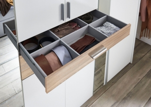 8 trg. Kleiderschrank ODESSA D20245 in Plankeneiche Nachbildung, Absetzung wei� mit Accessoire-Fach und Spiegel