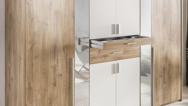 8 trg. Kleiderschrank ODESSA D20245 in Plankeneiche Nachbildung, Absetzung wei� mit Accessoire-Fach und Spiegel