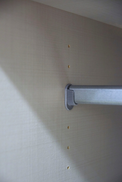 6 trg. Kleiderschrank ODESSA D20244 in Plankeneiche Nachbildung, Absetzung wei� mit Accessoire-Fach und Spiegel