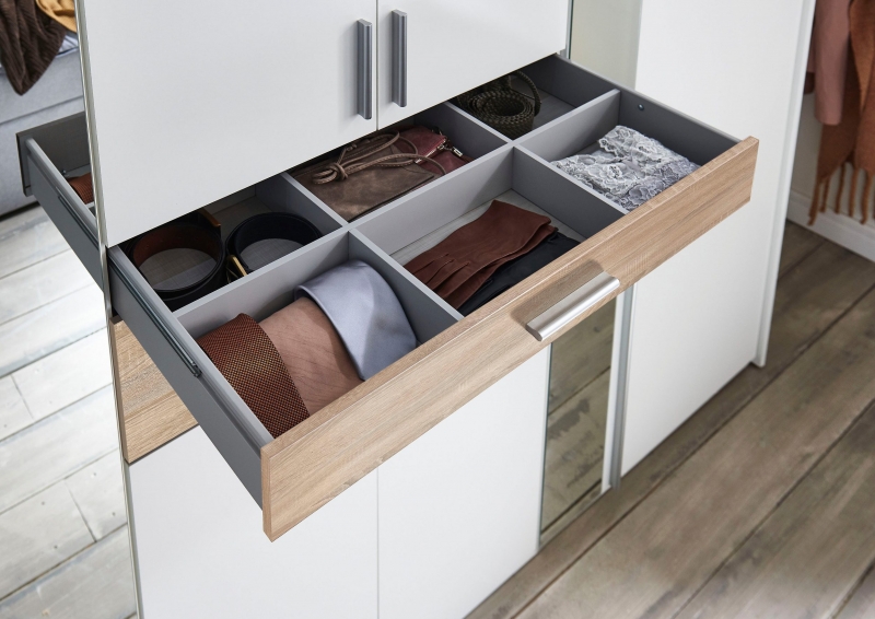 8 trg. Kleiderschrank ODESSA D26 245 in Hickory Oak Nachbildung, mittlere T�ren Raw Steel mit Accessoire-Fach und Spiegel