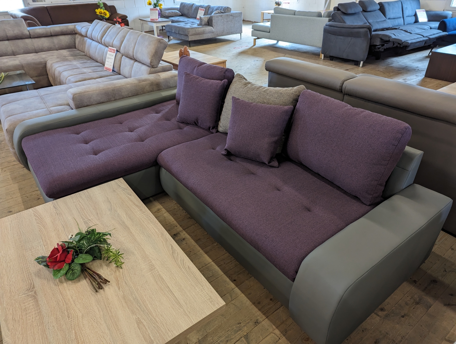 Ecksofa Polsterecke Sofa Couch INDIE Strukturstoff lila und Softlux grau Ausstellung Bhne