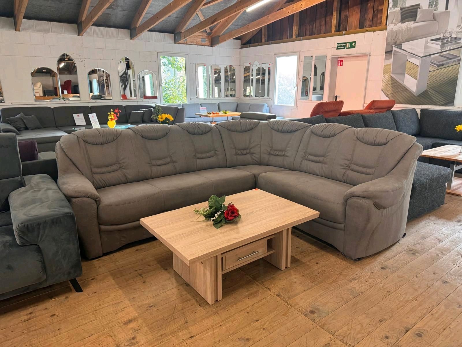 Rundecke Rundsofa Couch Sofa BENSON mit Schlaffunktion Ausstellung B�hne